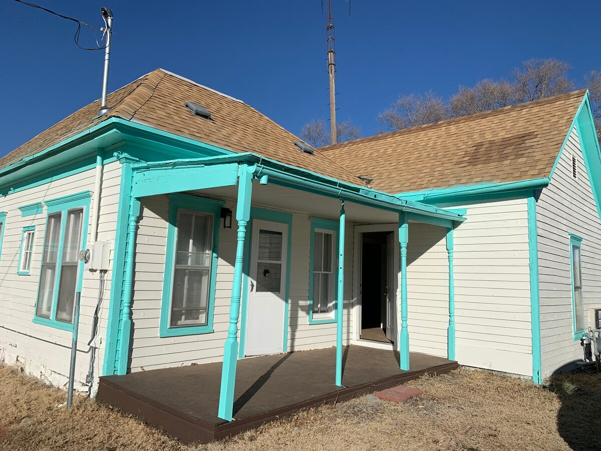 Lincoln 2 bedroom home - 409 W School St