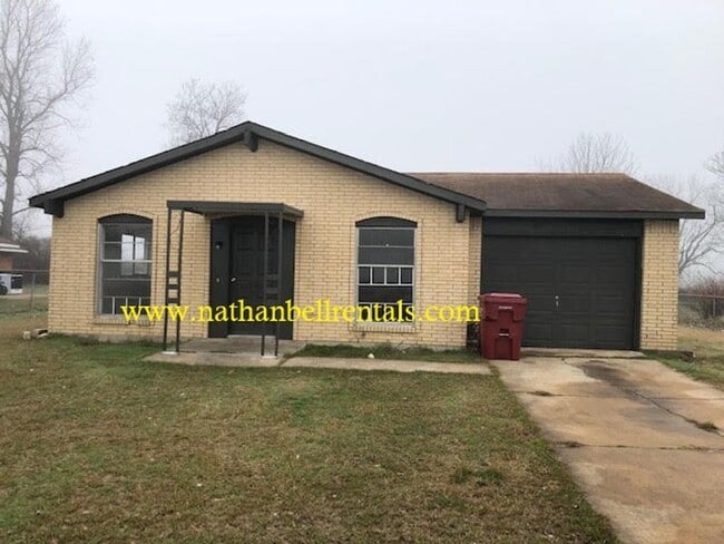 Building Photo - Single-Family Home: 4 Bed, 1.5 Bath