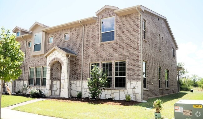 Building Photo - Like NEW 3 Bed 3 Bath Townhouse in Denton