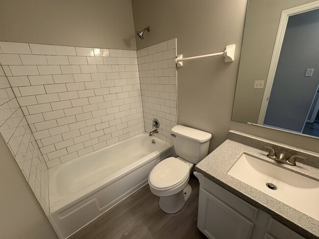 Photo - 406 Seranade St