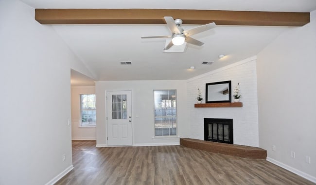 Photo - 220 Easy St