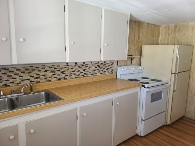 Kitchen - 16 Central St Unit #4