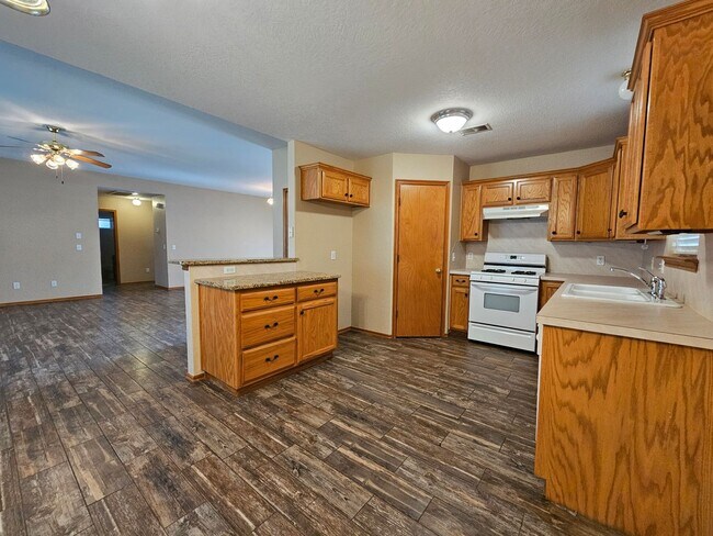 Photo - (3) Bed/(2) Bath in Tecumseh Ridge Addition Avail NOW! Pets Negotiable.