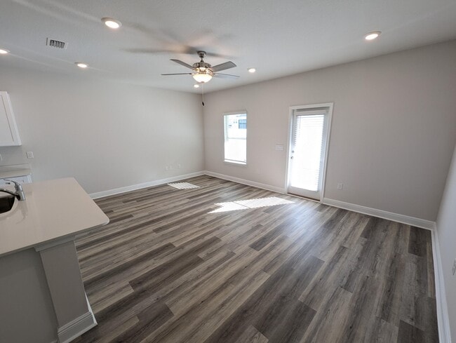 Photo - 5723 Sandy Walk St