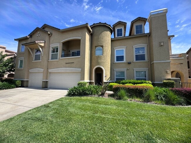 Building Photo - 2 Bedroom 2 Bathroom Condo With A Large Loft