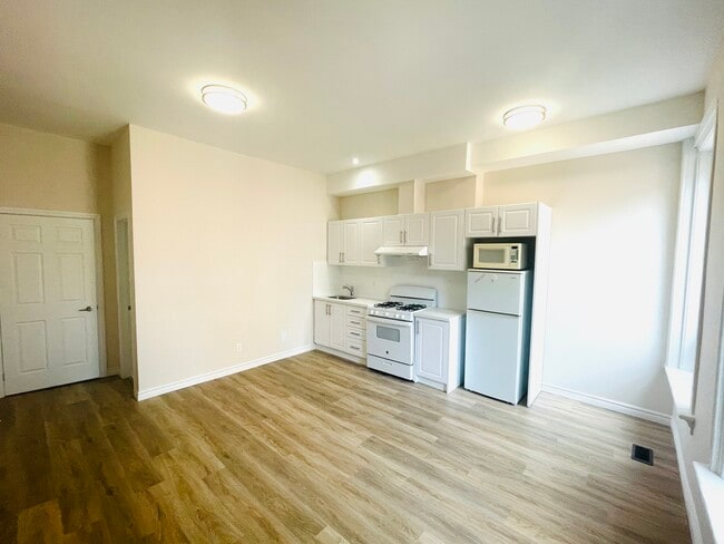 Photo - 227 Spadina Av