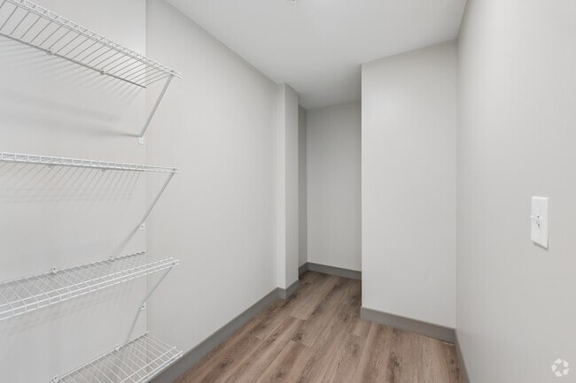 Voyager 2 2BR, 2BA - 1,088SF - Walk-In Closet
