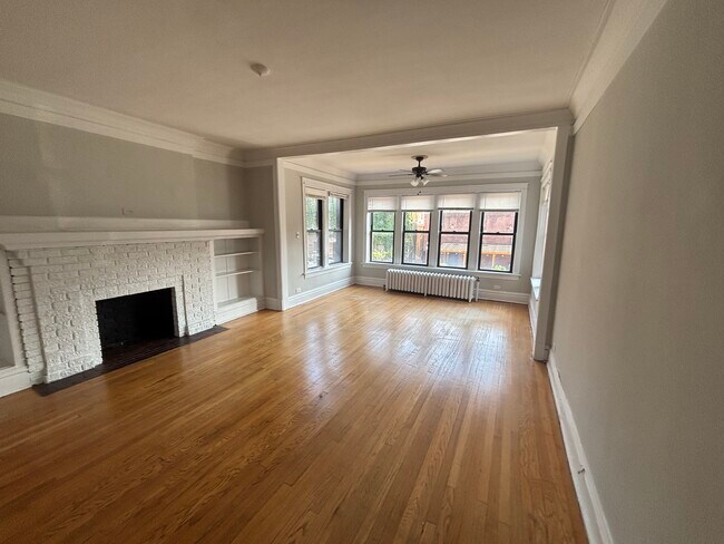Building Photo - 564 W Roscoe St Unit 1A