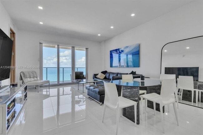 Building Photo - 5701 Collins Ave Unit PH08