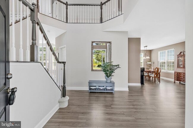 Photo - 611 Curtin Pl SE