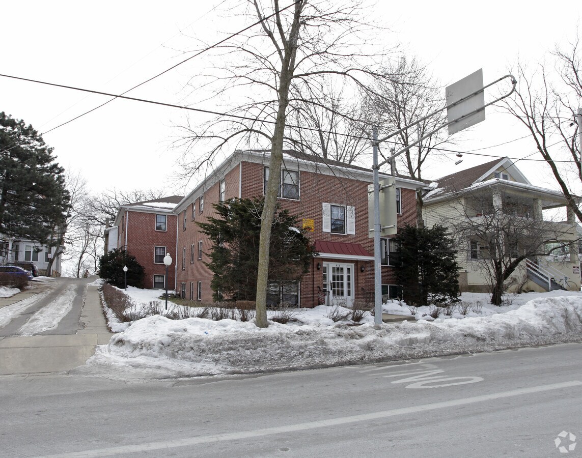 Photo - 411-413 W Wilson St