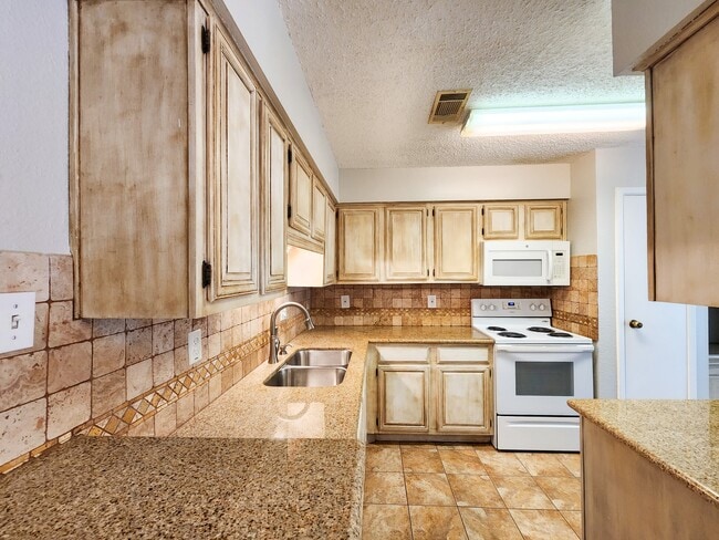 Building Photo - 17742 Kings Park Ln