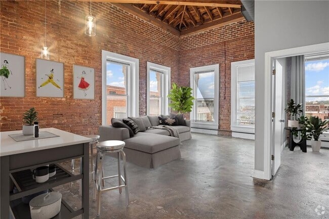 Building Photo - 113 W 5th St Rental