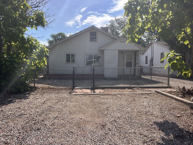Building Photo - 808 Avocado St