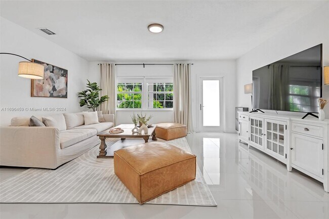 Photo - 555 NE 127th St