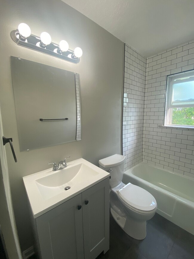 Photo - 533 Station St