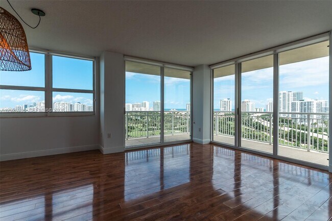 Photo - 19501 W Country Club Dr Unidad 1603