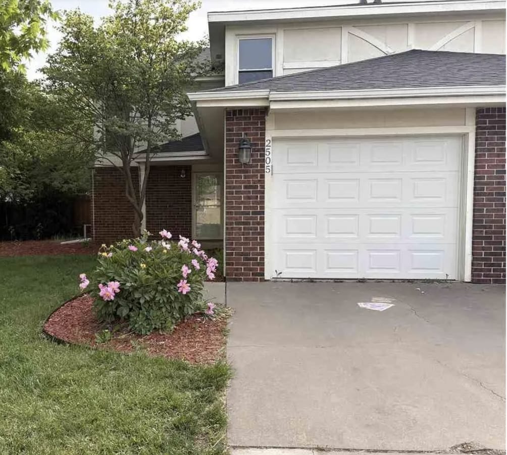 Large fenced in yard - Large fenced in yard House