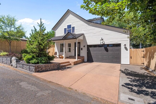 Building Photo - Find a piece of serenity in Historic Old Bend! (Unfurnished)