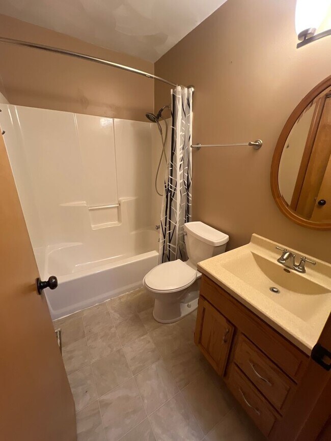 Photo - TWIN LAKES! MOVE IN READY 3 BEDROOM!