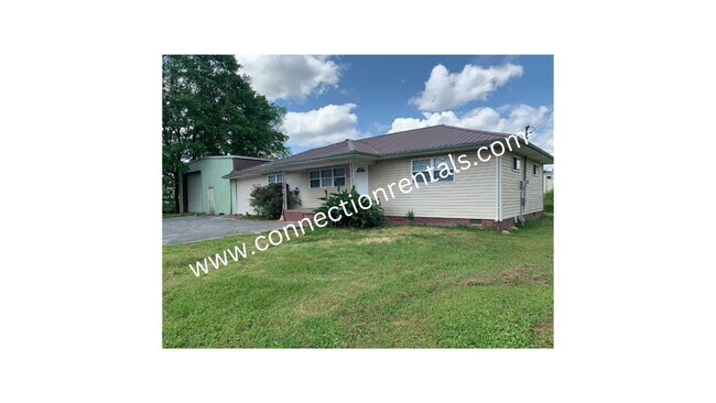 Building Photo - 3 bed 2 Bath Single-Family Home with Spaci...