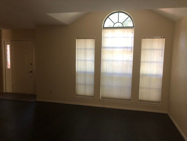 Building Photo - 43 N Pathfinders Cir Rental