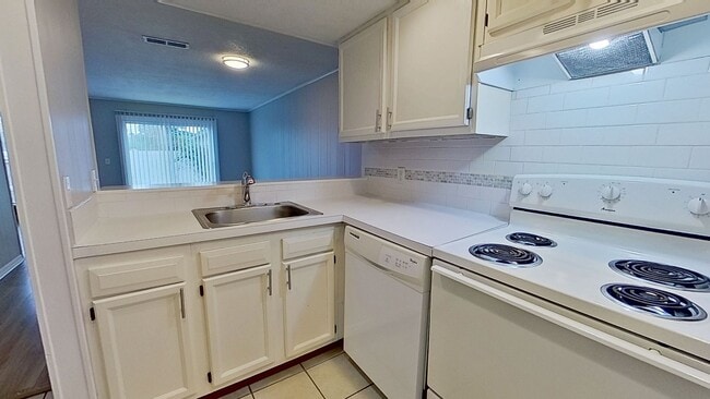 Photo - Charming 2 Bedroom close to the beach avai...