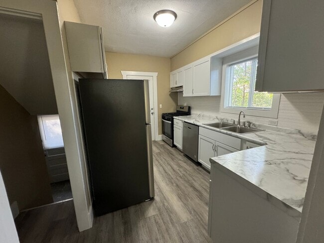 Photo - 5 Bedroom Rental in Moline