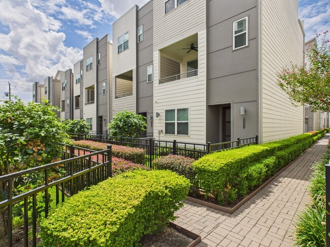 Building Photo - 2761 Clinton Dr