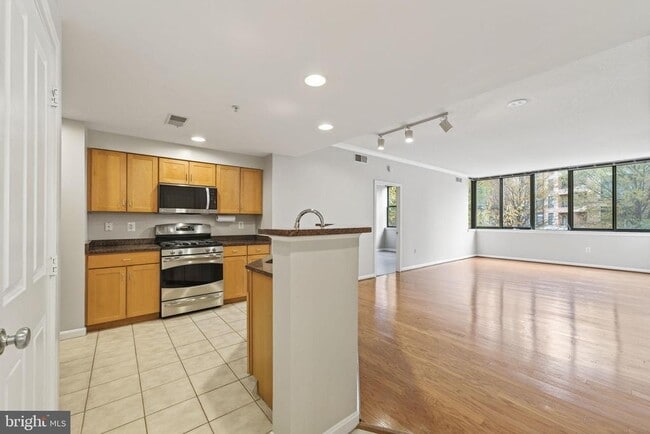 Photo - 2220 Fairfax Dr Unit 206