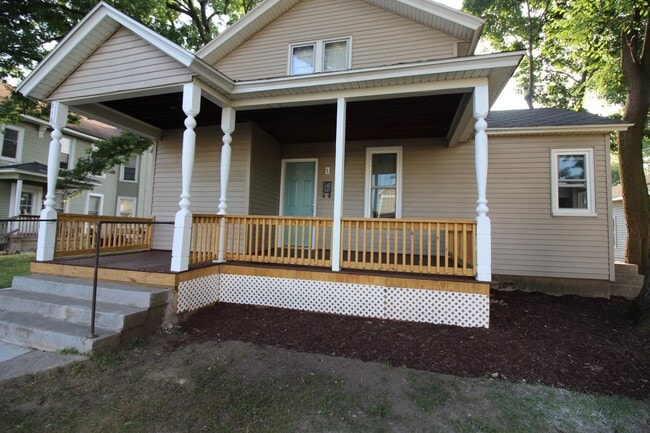 Photo - 116 Gold Ave SW