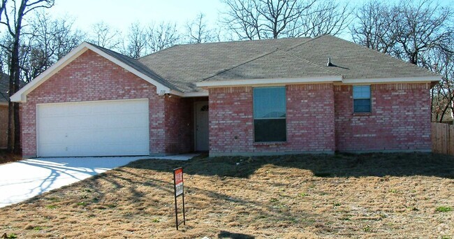 Building Photo - Brick 3 bedroom 2 bath 2 car garage Close ... Rental