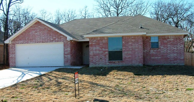 Brick 3 bedroom 2 bath 2 car garage Close ... - Brick 3 bedroom 2 bath 2 car garage Close ... House