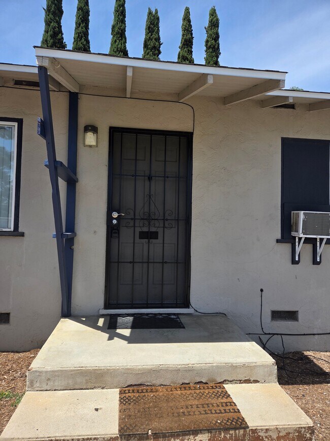 Parte frontal de la unidad - 318 W Cypress Ave
