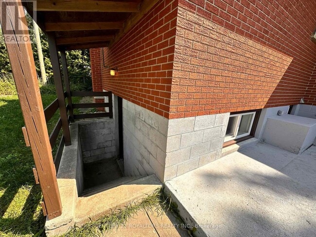 Photo - 404 Trent St W