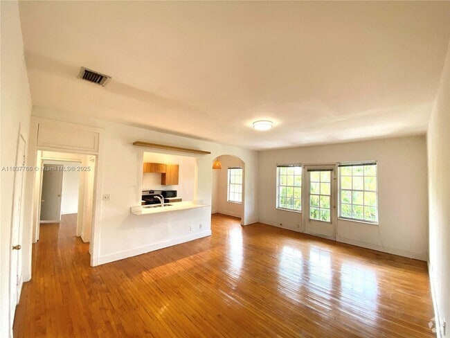 Building Photo - 700 W 51st St Unit 3 Rental
