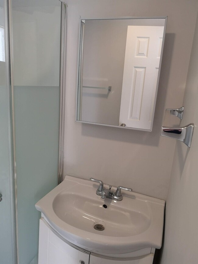 Building Photo - 844 Home St Unit 01