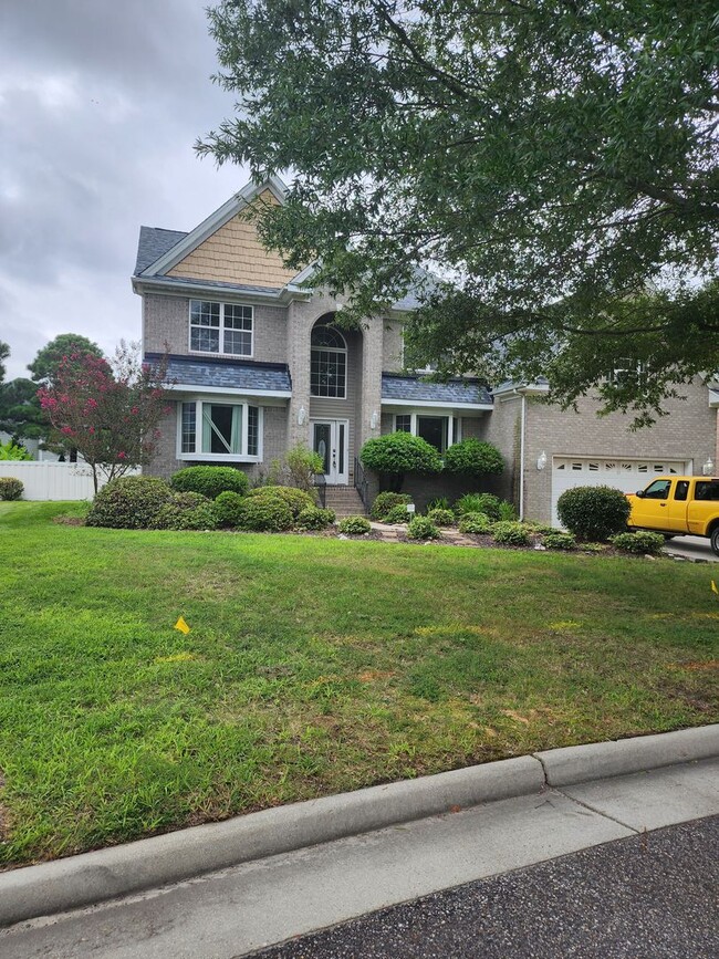 Building Photo - 4800 sq ft 8 bd 5 bath Rental