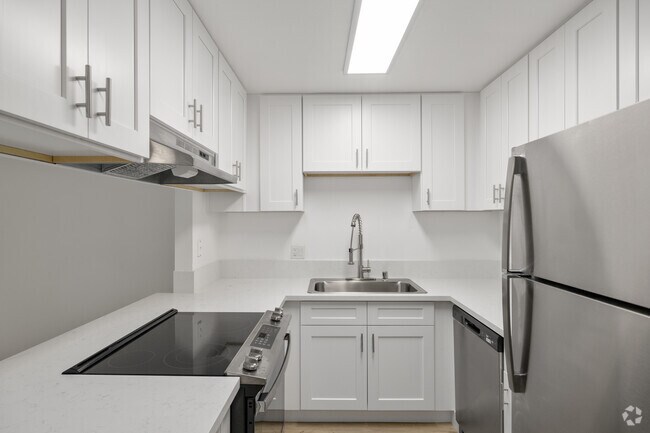 1BR, 1BA - 610SF - Kitchen - The Hills at Fashion Valley