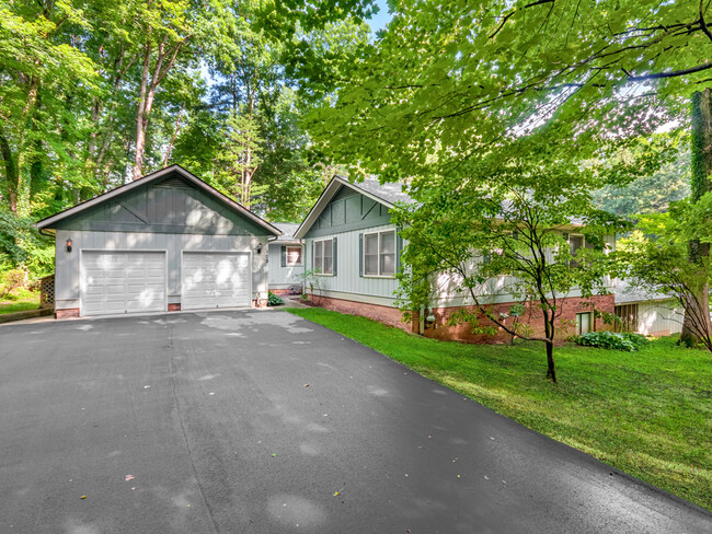 Entrance / Driveway - 123 Nob Hill Rd House