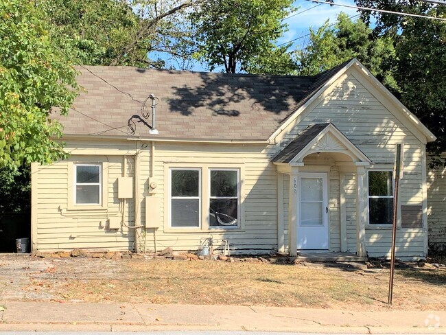 Building Photo - 600 W Douglas St Rental