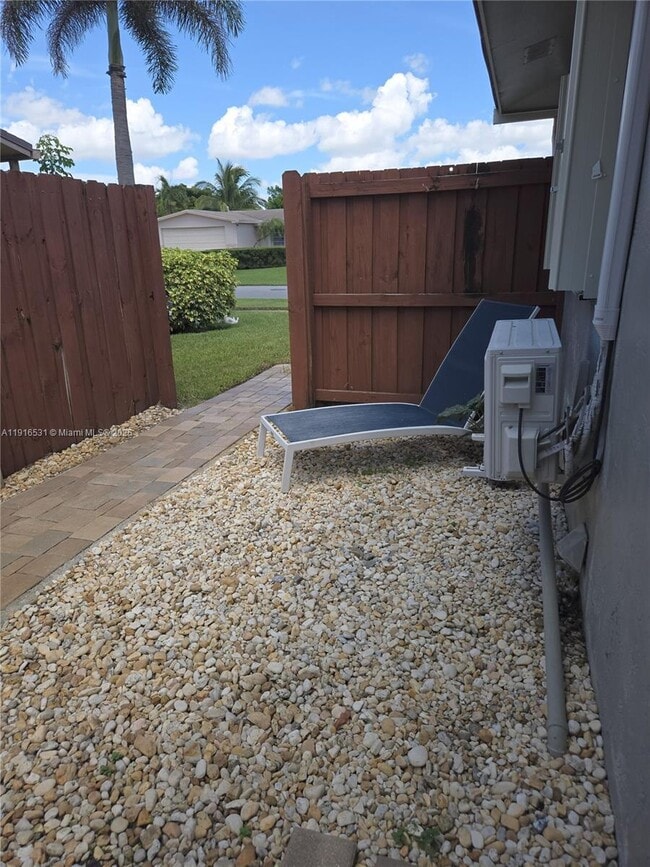 Photo - 11030 NW 18th St Apartamento Unidad 1