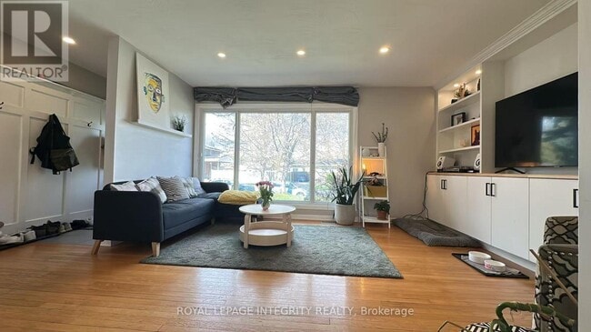 Photo - 870 Claude St