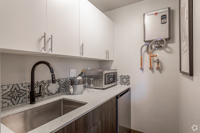 Studio - 220 SF - College Crest