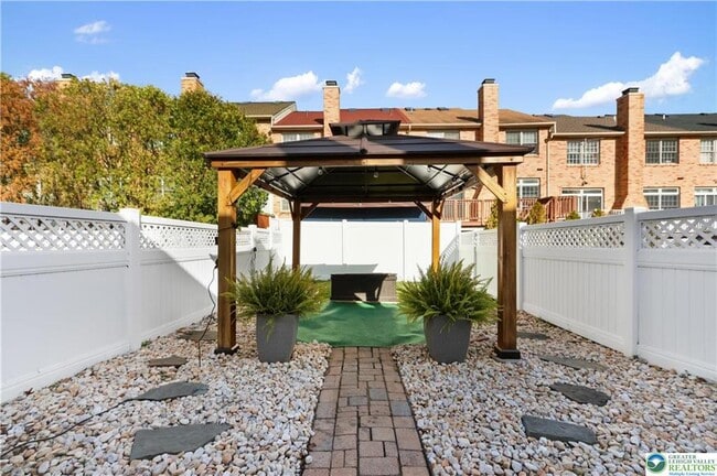 Photo - 1885 Redwood Dr