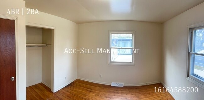 Photo - 530 Hall St SE