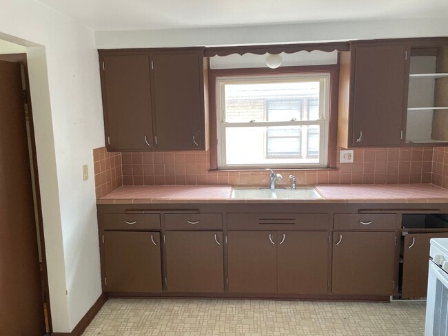 Building Photo - Newly Renovated 3-Bedroom Upper Flat Near ... Unit 8015A-Upper