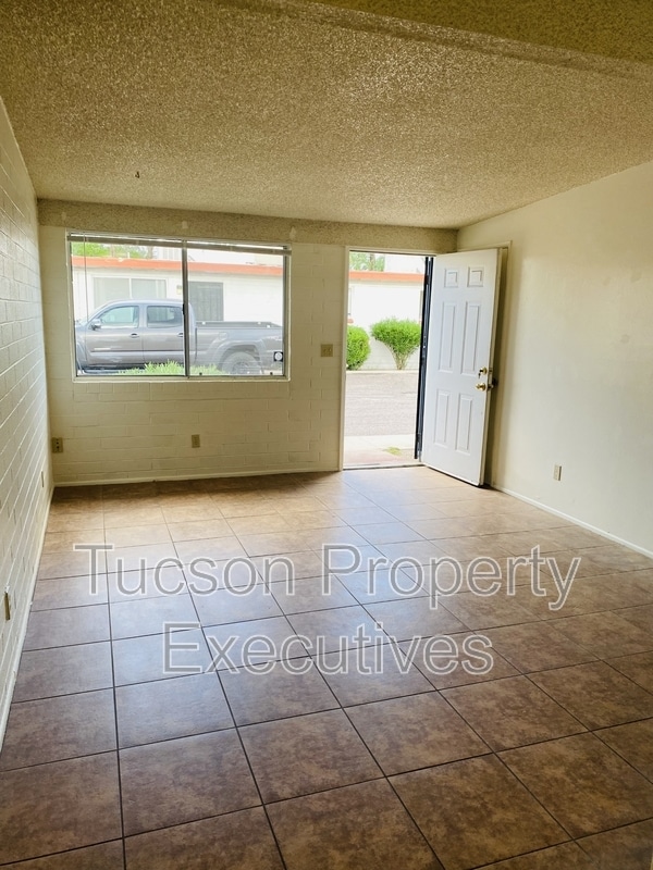 Photo - 4225 E Lee St