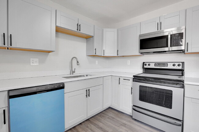 Photo - $1,445 2 Bed, 1 Bath Updated Unit in Denver with In Unit Laundry! Unit 2A