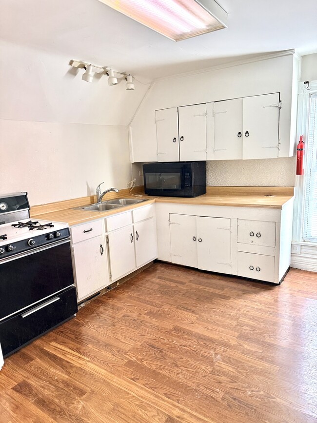 Photo - 674 St Charles St